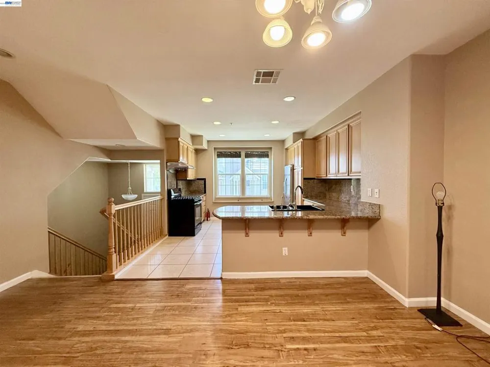 550 Summer Ln Richmond, CA 94806