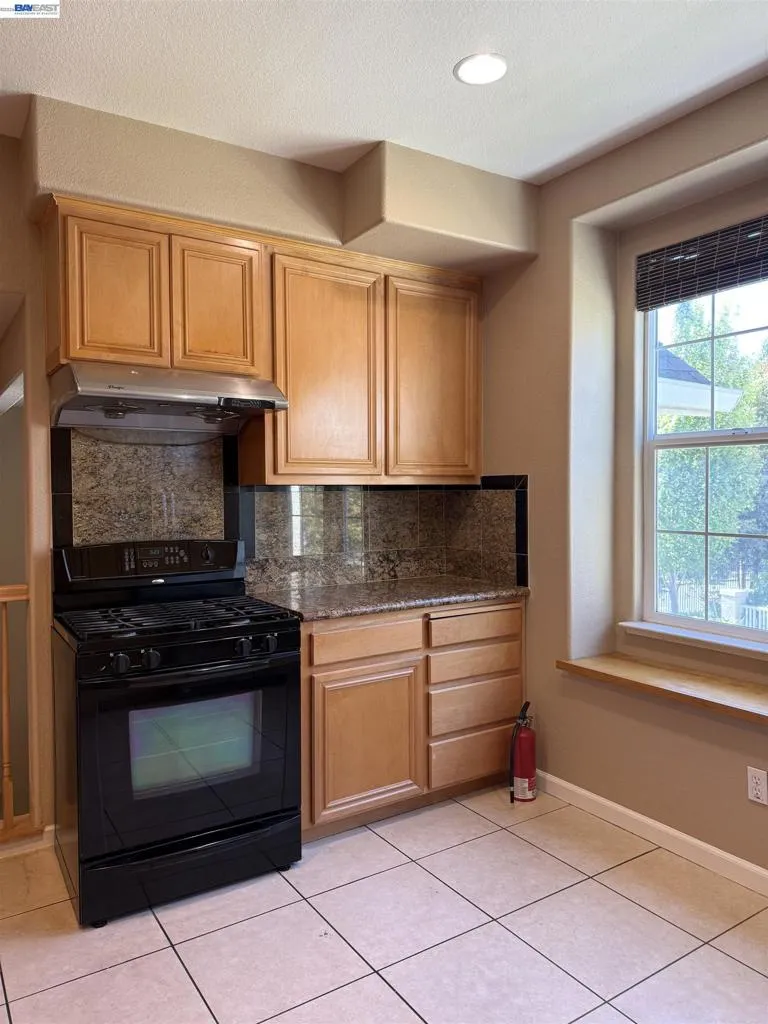 550 Summer Ln Richmond, CA 94806