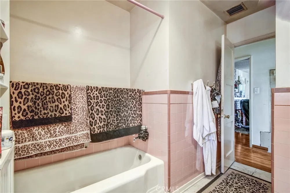 14351 Martha Van Nuys, CA 91401