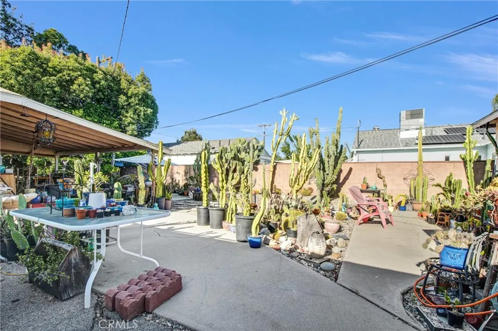 14351 Martha Van Nuys, CA 91401