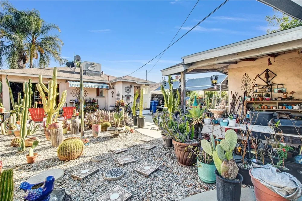 14351 Martha Van Nuys, CA 91401