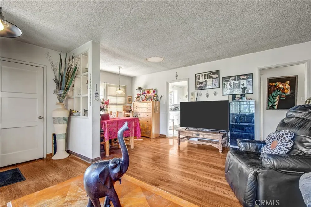 14351 Martha Van Nuys, CA 91401