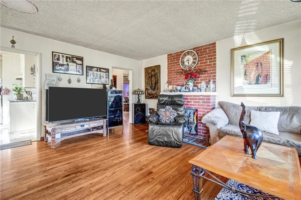 14351 Martha Van Nuys, CA 91401