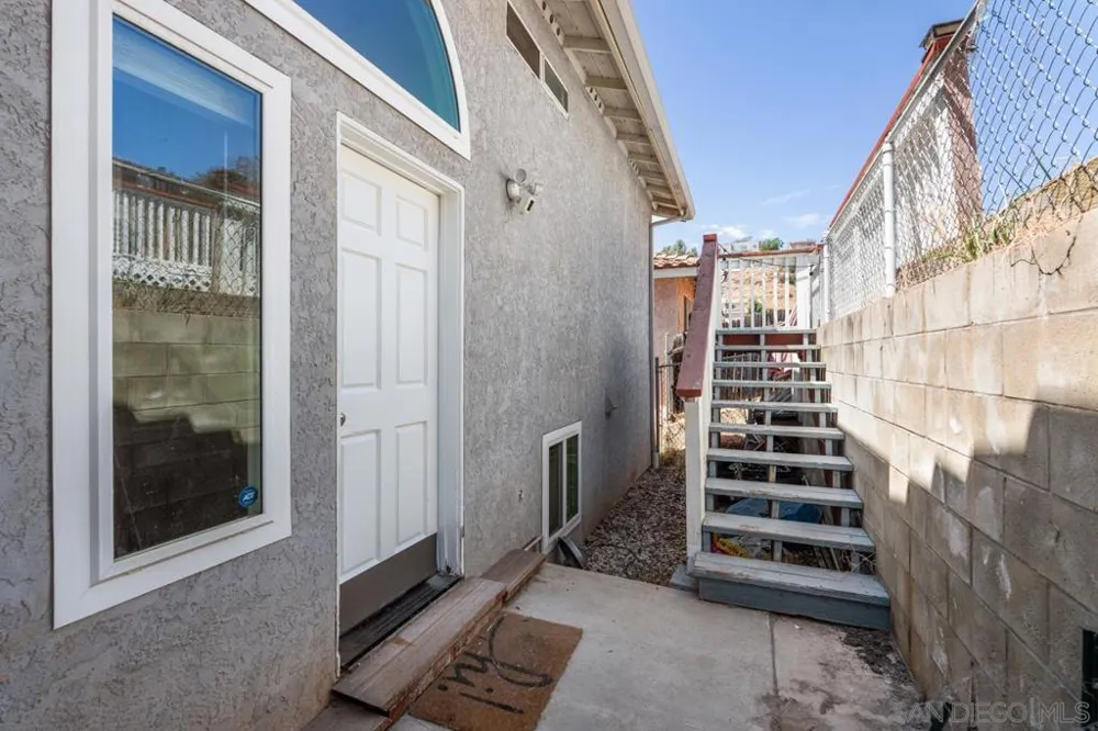 1229 La Mesa Spring Valley, CA 91977