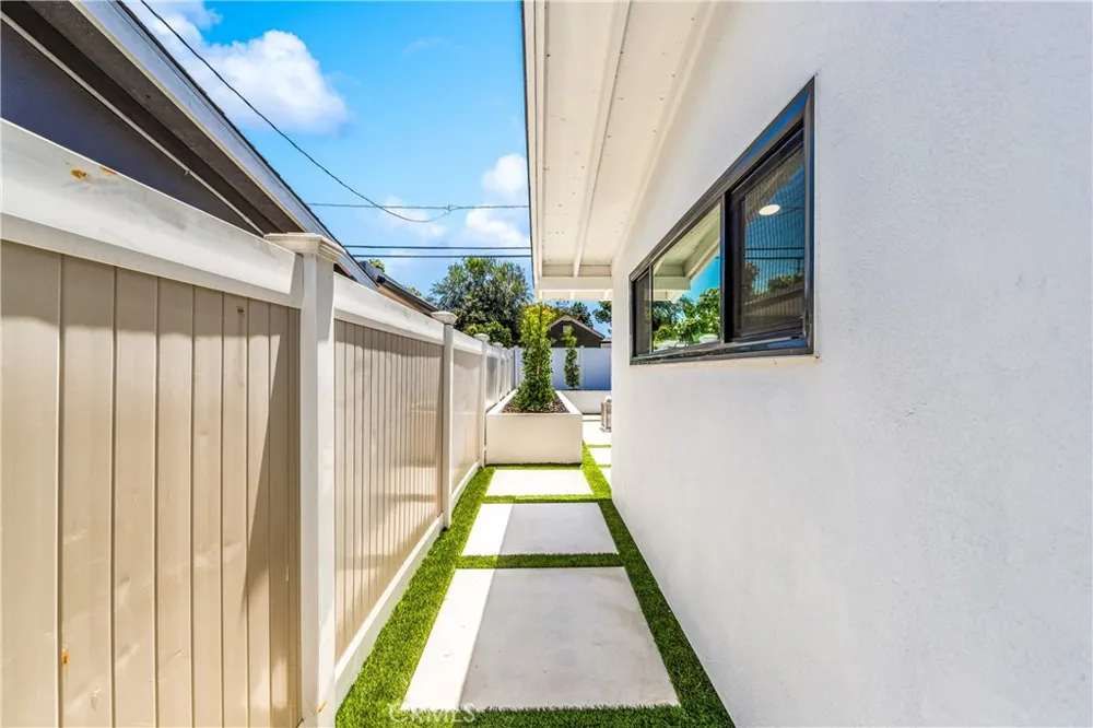213 Wellesley Costa Mesa, CA 92626