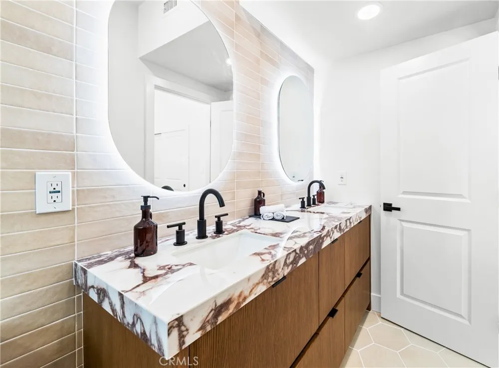 213 Wellesley Costa Mesa, CA 92626