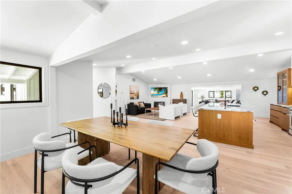 213 Wellesley Costa Mesa, CA 92626