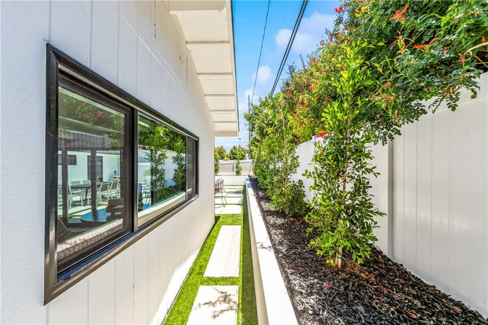 213 Wellesley Costa Mesa, CA 92626