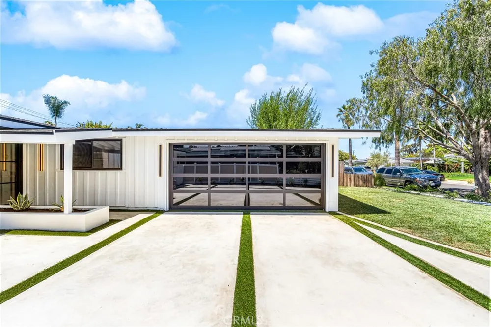 213 Wellesley Costa Mesa, CA 92626
