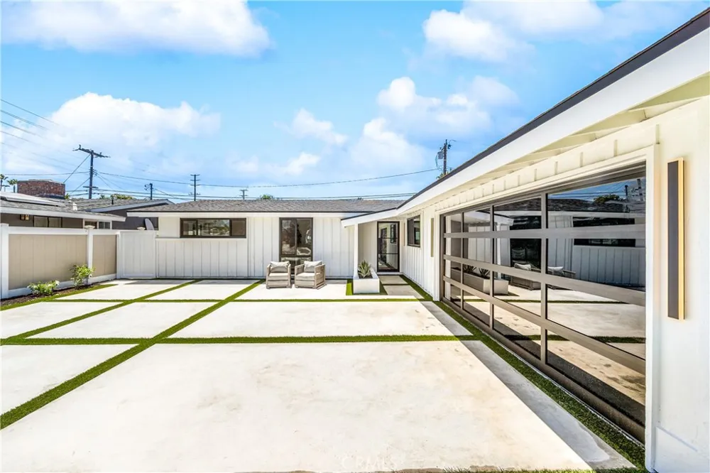 213 Wellesley Costa Mesa, CA 92626