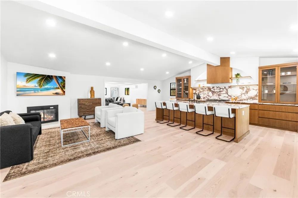 213 Wellesley Costa Mesa, CA 92626