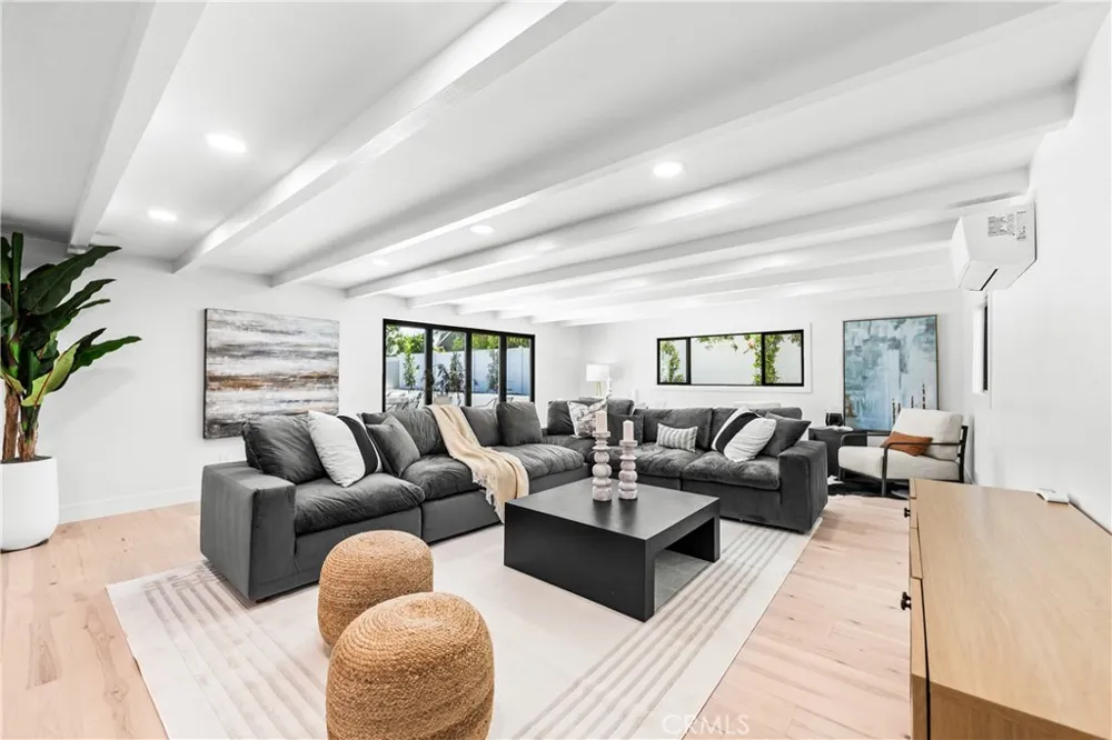 213 Wellesley Costa Mesa, CA 92626