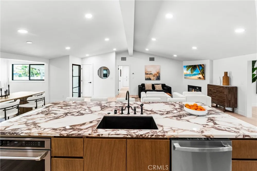 213 Wellesley Costa Mesa, CA 92626