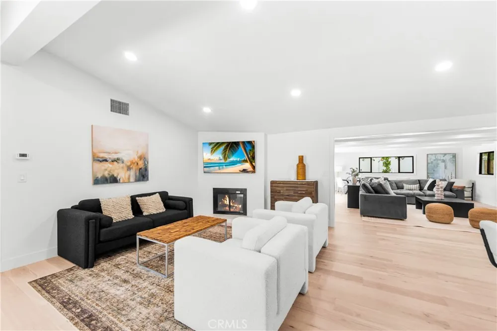 213 Wellesley Costa Mesa, CA 92626
