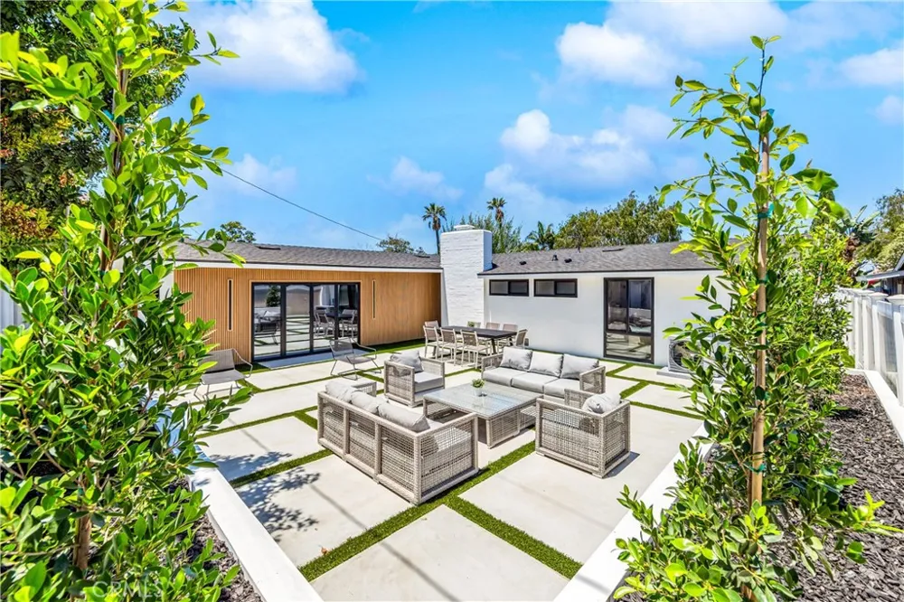 213 Wellesley Costa Mesa, CA 92626