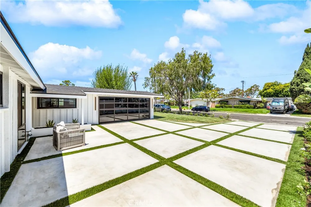 213 Wellesley Costa Mesa, CA 92626