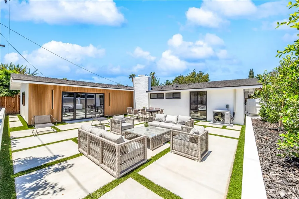 213 Wellesley Costa Mesa, CA 92626