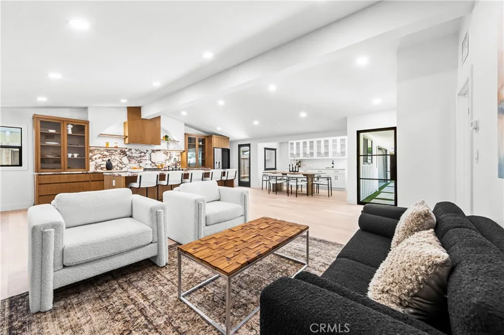213 Wellesley Costa Mesa, CA 92626