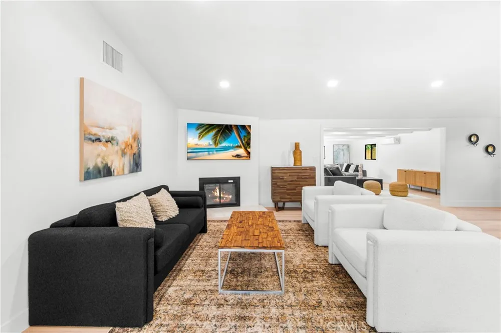 213 Wellesley Costa Mesa, CA 92626