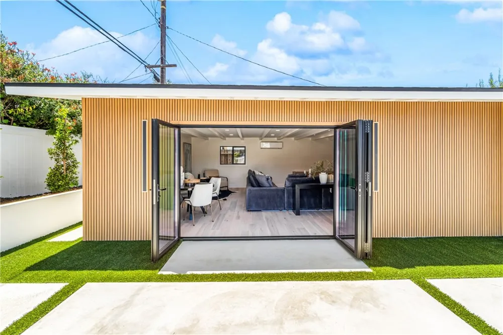 213 Wellesley Costa Mesa, CA 92626