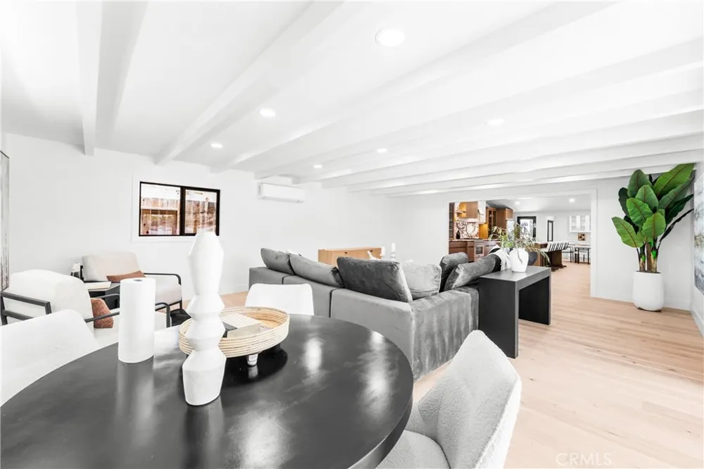 213 Wellesley Costa Mesa, CA 92626