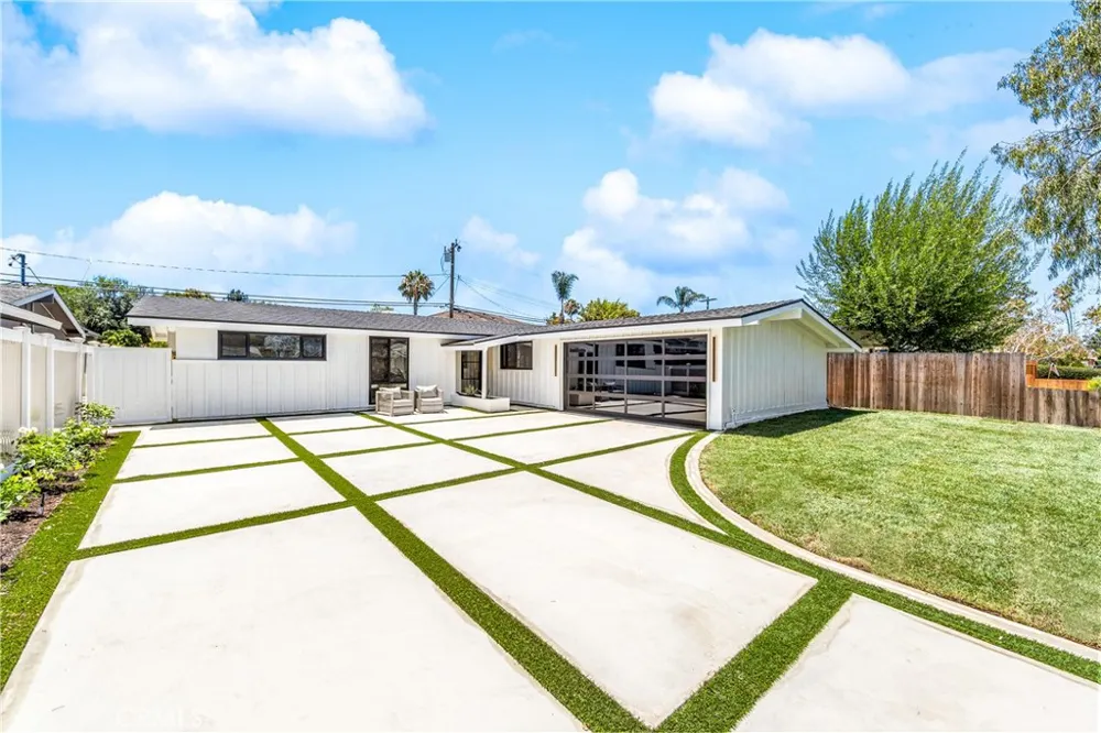 213 Wellesley Costa Mesa, CA 92626
