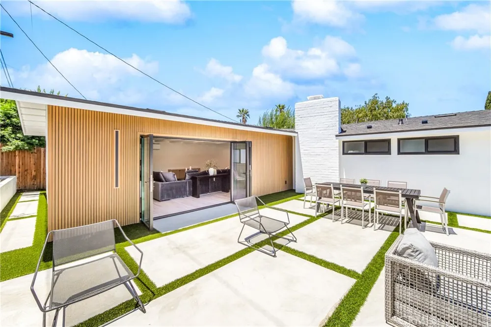 213 Wellesley Costa Mesa, CA 92626