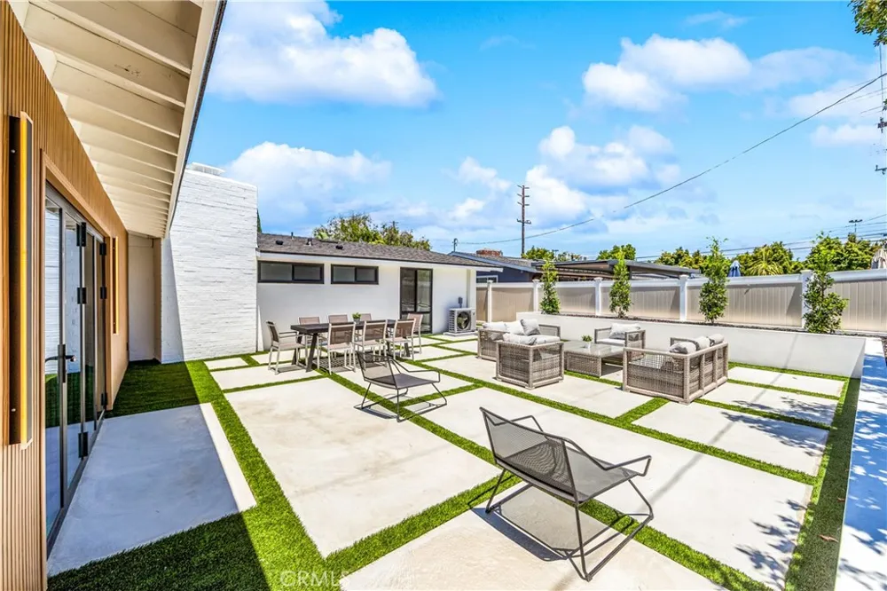 213 Wellesley Costa Mesa, CA 92626