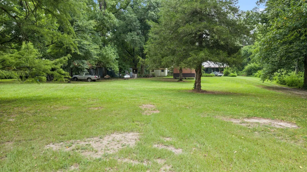 1609 County Road 3224 Center, TX 75935
