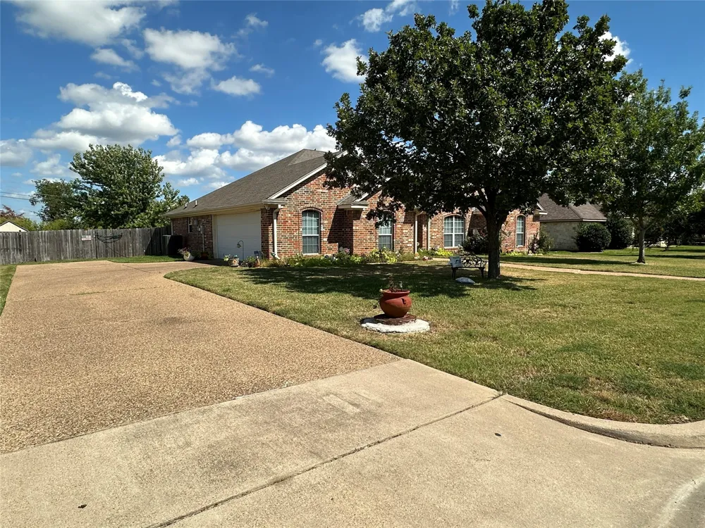 394 Sunland Park Robinson, TX 76706