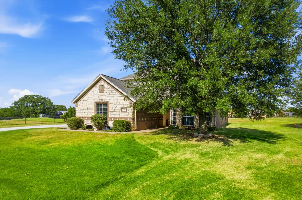 1389 Thomas Road Springtown, TX 76082