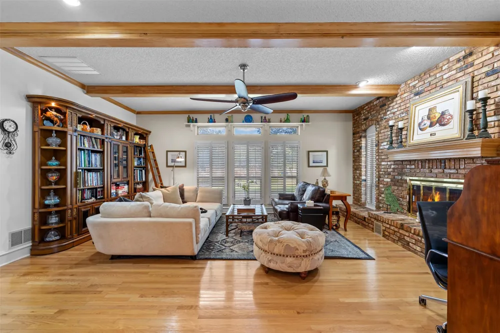 809 Shady Creek Drive Kennedale, TX 76060