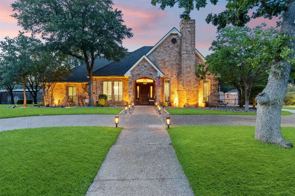 809 Shady Creek Drive Kennedale, TX 76060