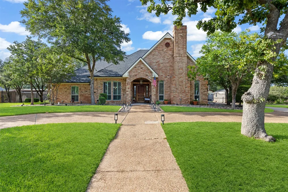 809 Shady Creek Drive Kennedale, TX 76060