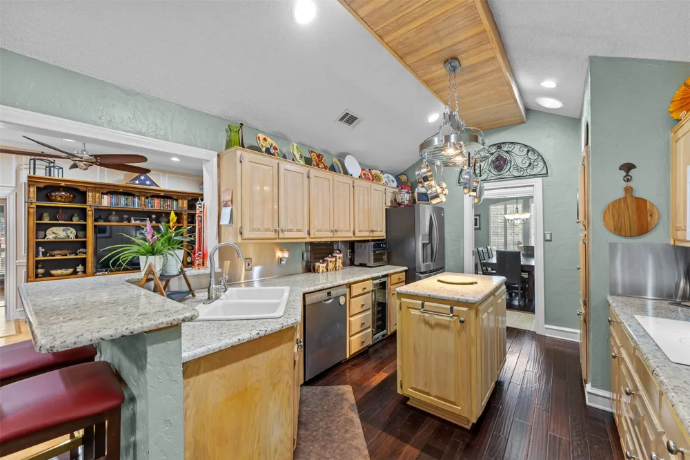 809 Shady Creek Drive Kennedale, TX 76060