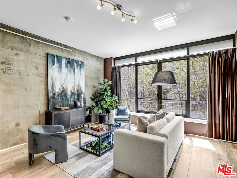 1111 S Grand Avenue #412 Los Angeles, CA 90015