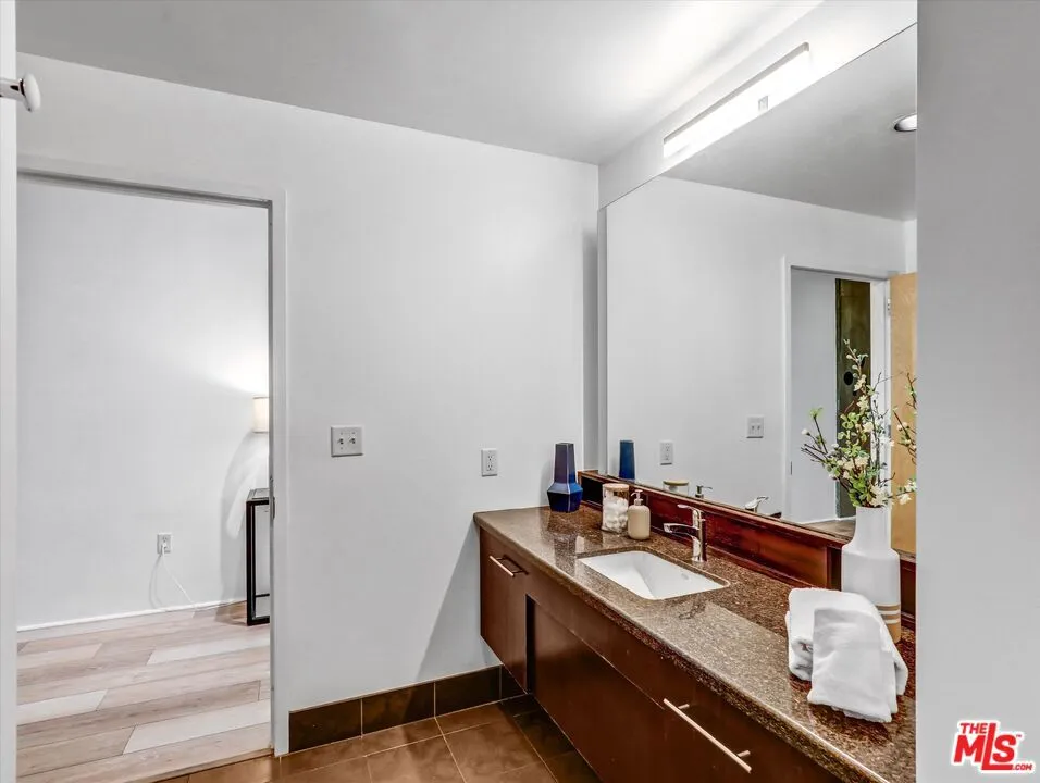 1111 S Grand Avenue #412 Los Angeles, CA 90015