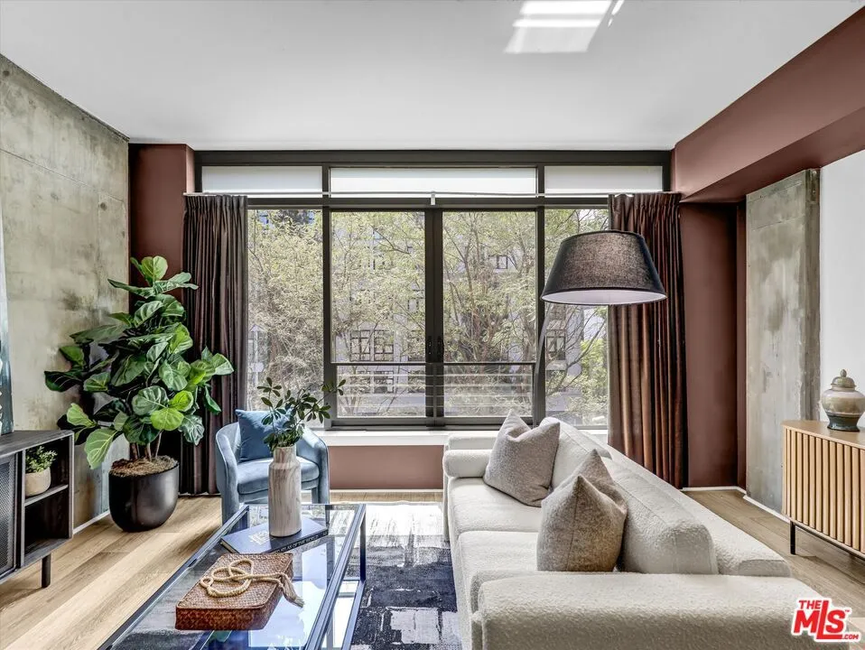 1111 S Grand Avenue #412 Los Angeles, CA 90015