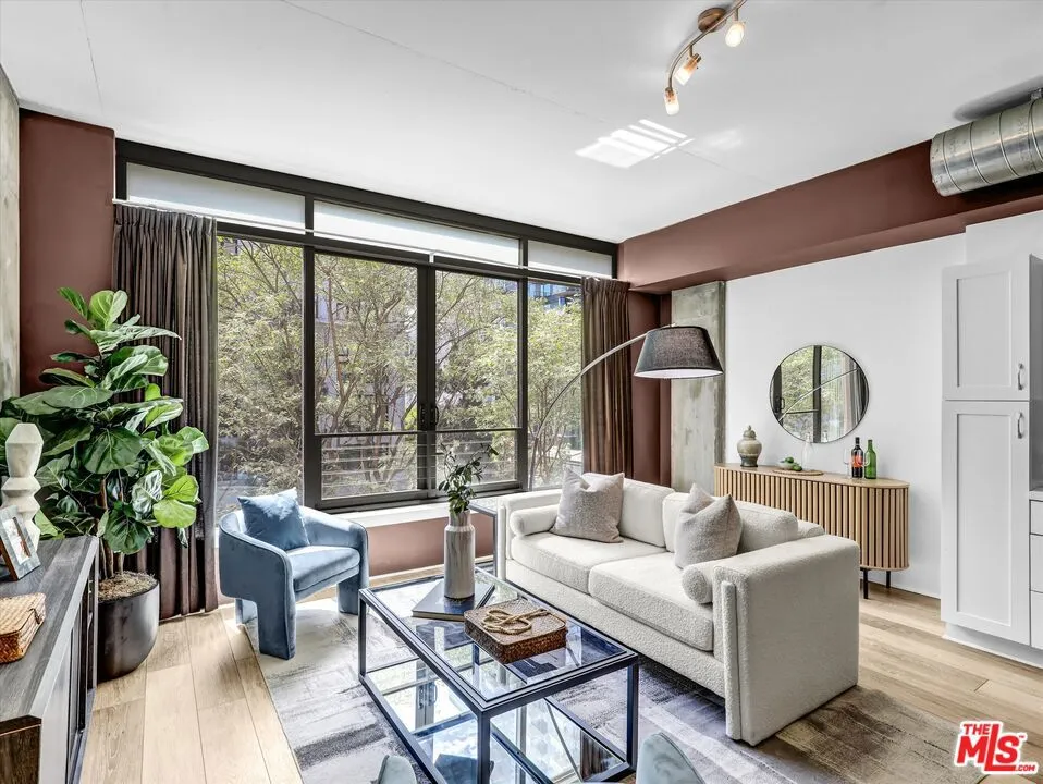 1111 S Grand Avenue #412 Los Angeles, CA 90015