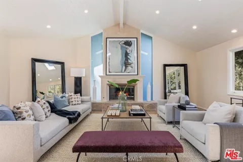 3217 Longridge