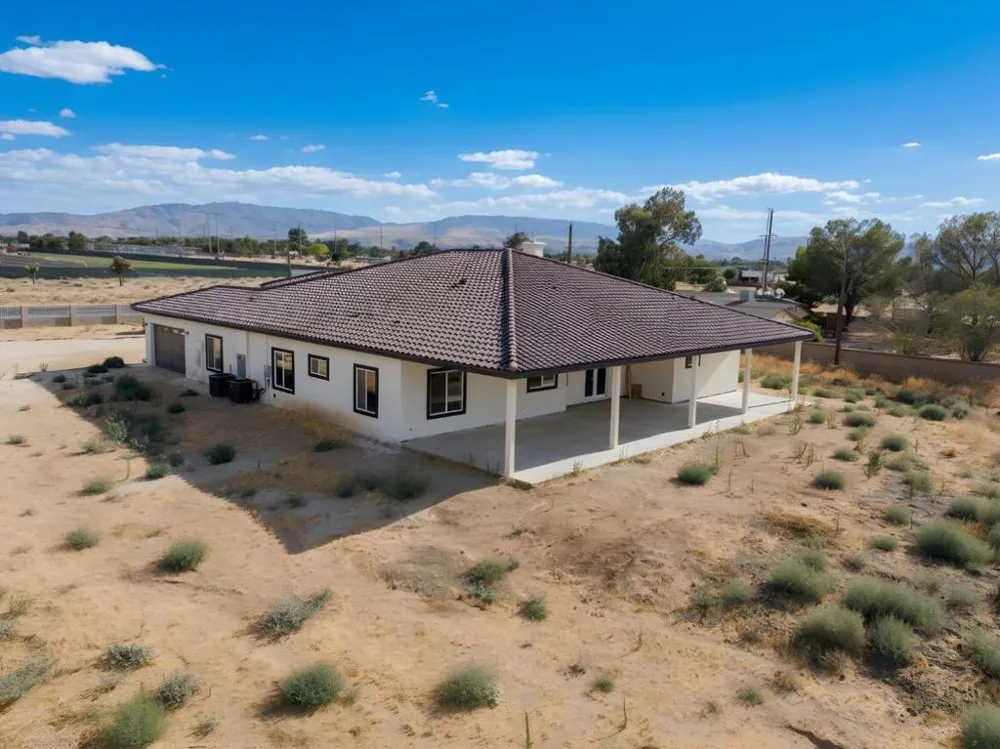 1805 W Columbia Way Lancaster, CA 93534