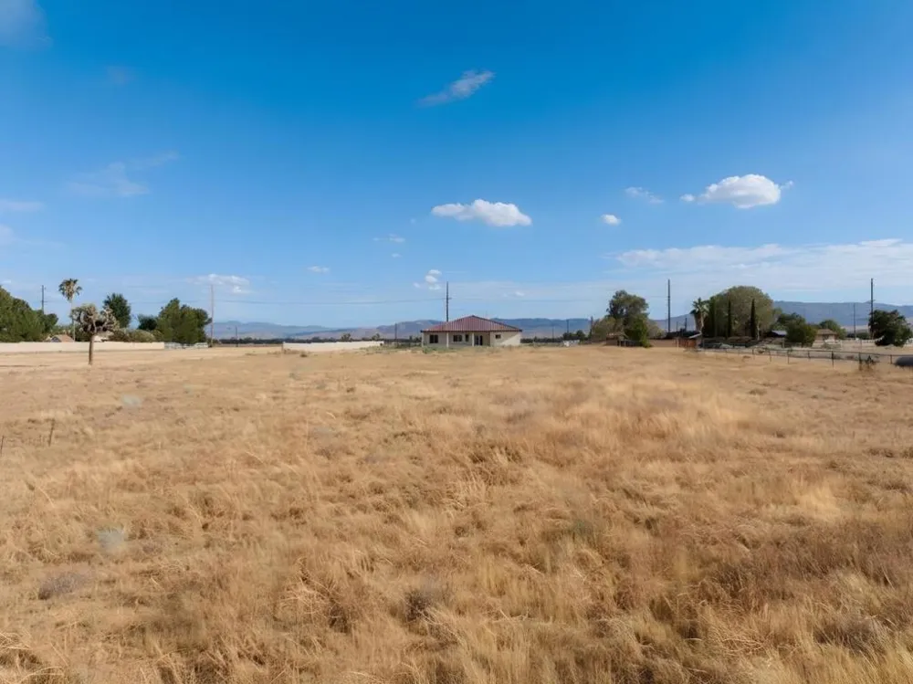 1805 W Columbia Way Lancaster, CA 93534