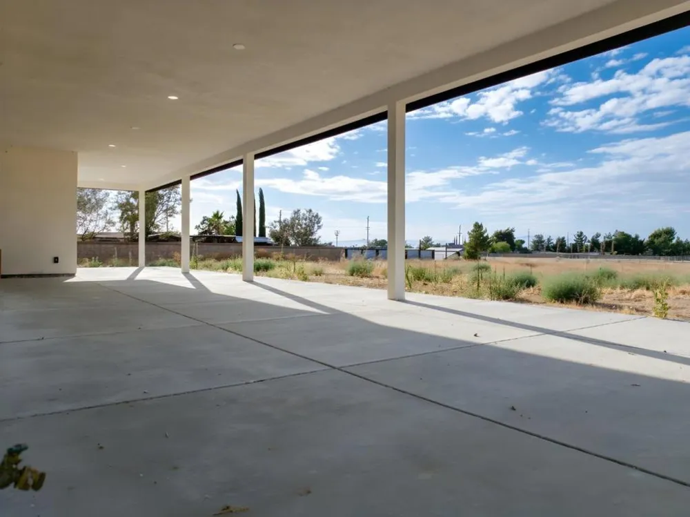 1805 W Columbia Way Lancaster, CA 93534