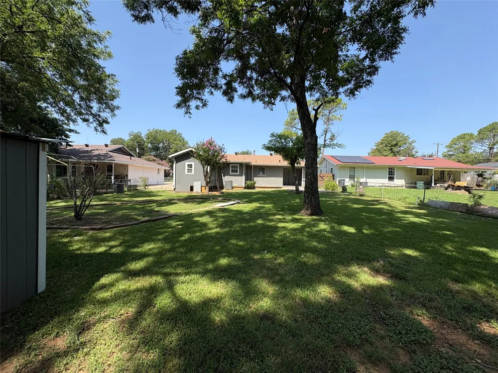 705 Vine Street Euless, TX 76040