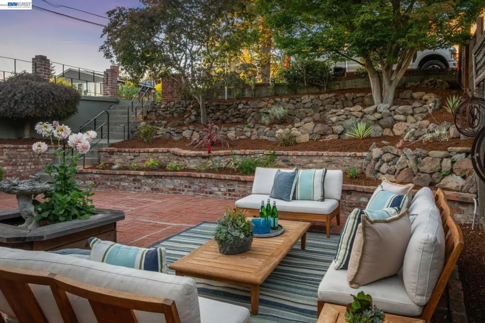 6957 ARMOUR DRIVE Oakland, CA 94611