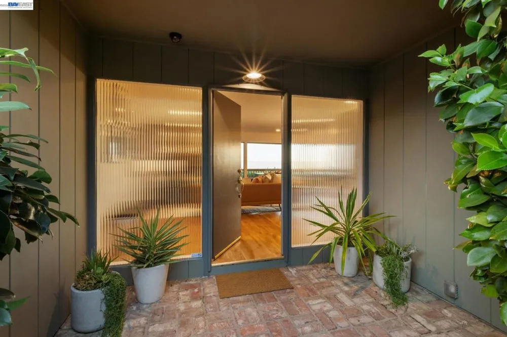 6957 ARMOUR DRIVE Oakland, CA 94611