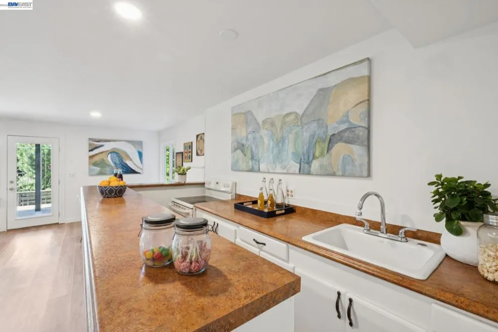 6957 ARMOUR DRIVE Oakland, CA 94611