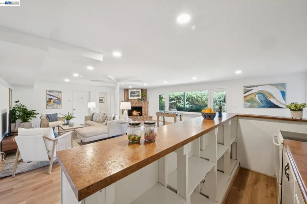 6957 ARMOUR DRIVE Oakland, CA 94611