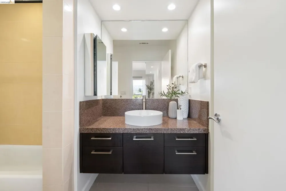 6465 San Pablo Ave #3-3 Oakland, CA 94608