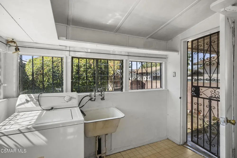 3627 Flower Street Huntington Park, CA 90255